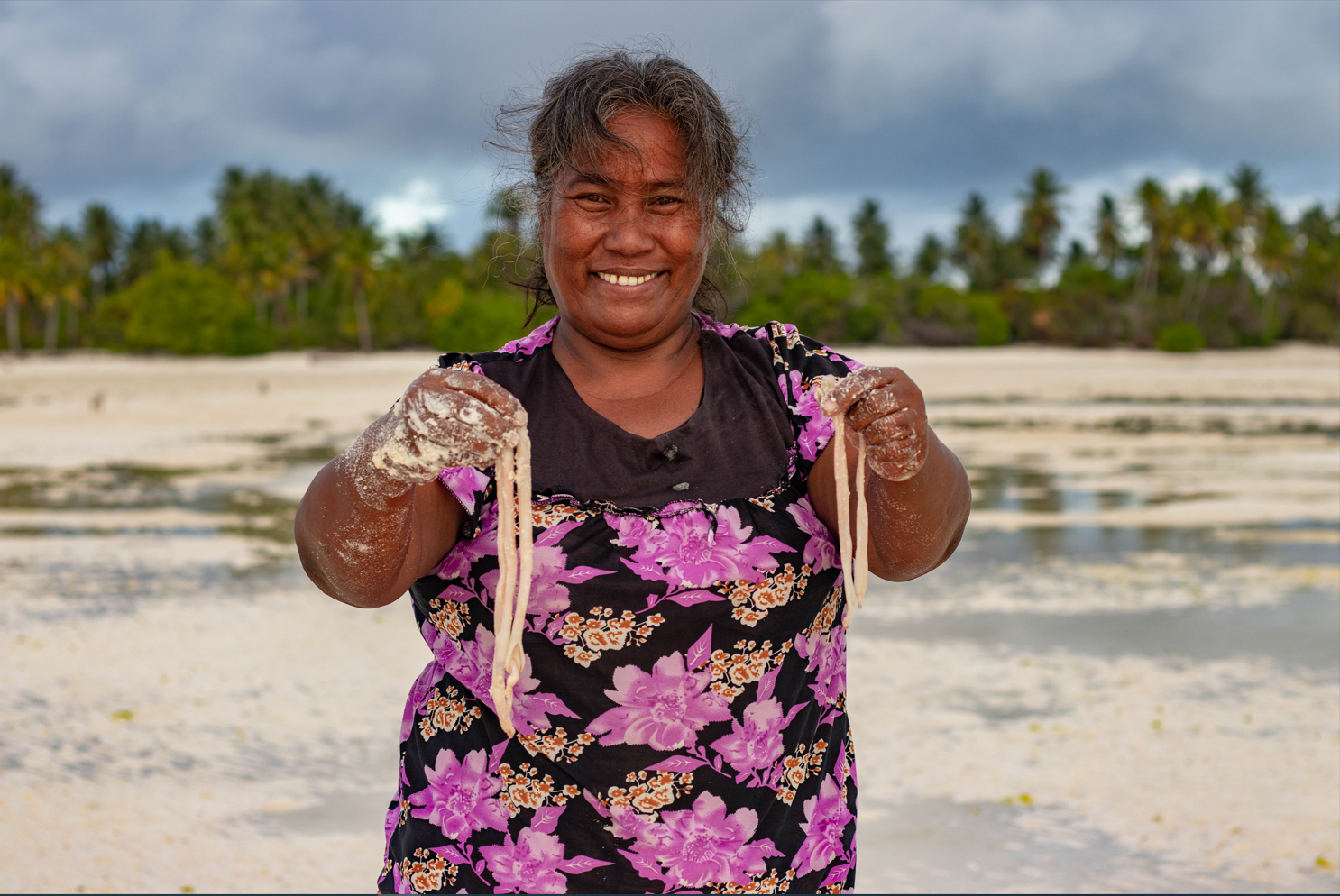 Tabwena - women seaworm fishing in Kiribati.